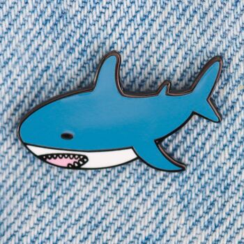 Jolie broche en émail de requin bleu 2