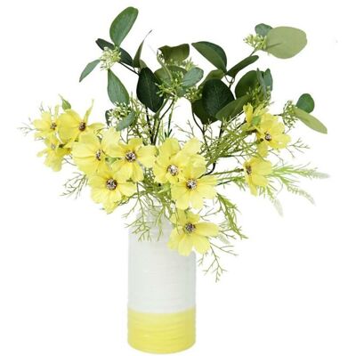 Jarrones de cerámica amarillo/blanco con flores artificiales.
