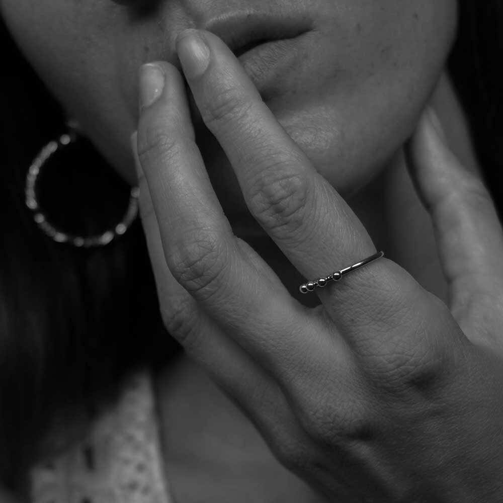 Anello in Acciaio Anello Sottile Sospeso con 4 Palline di Natale