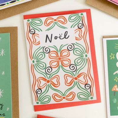 Weihnachtskarte mit Noel-Motiv, rot-grüner Schleife