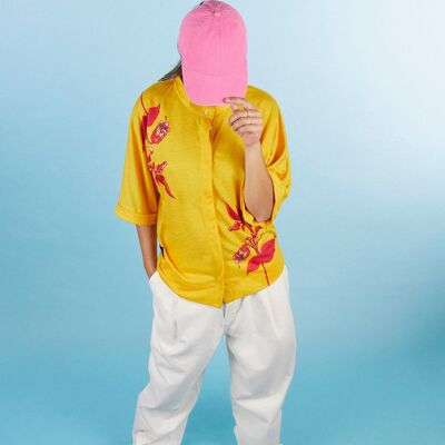 Camisa estilo kimono amarilla con flor fucsia estampada