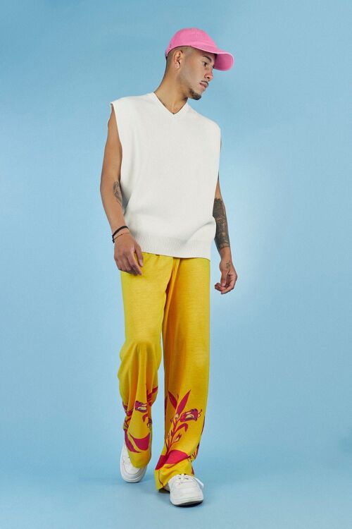 Pantalón ancho amarillo con flor fucsia en el bajo