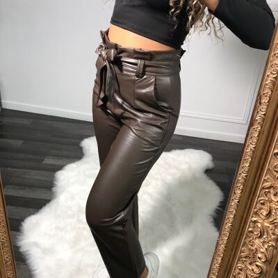Plain high-waisted faux leather pants with belt