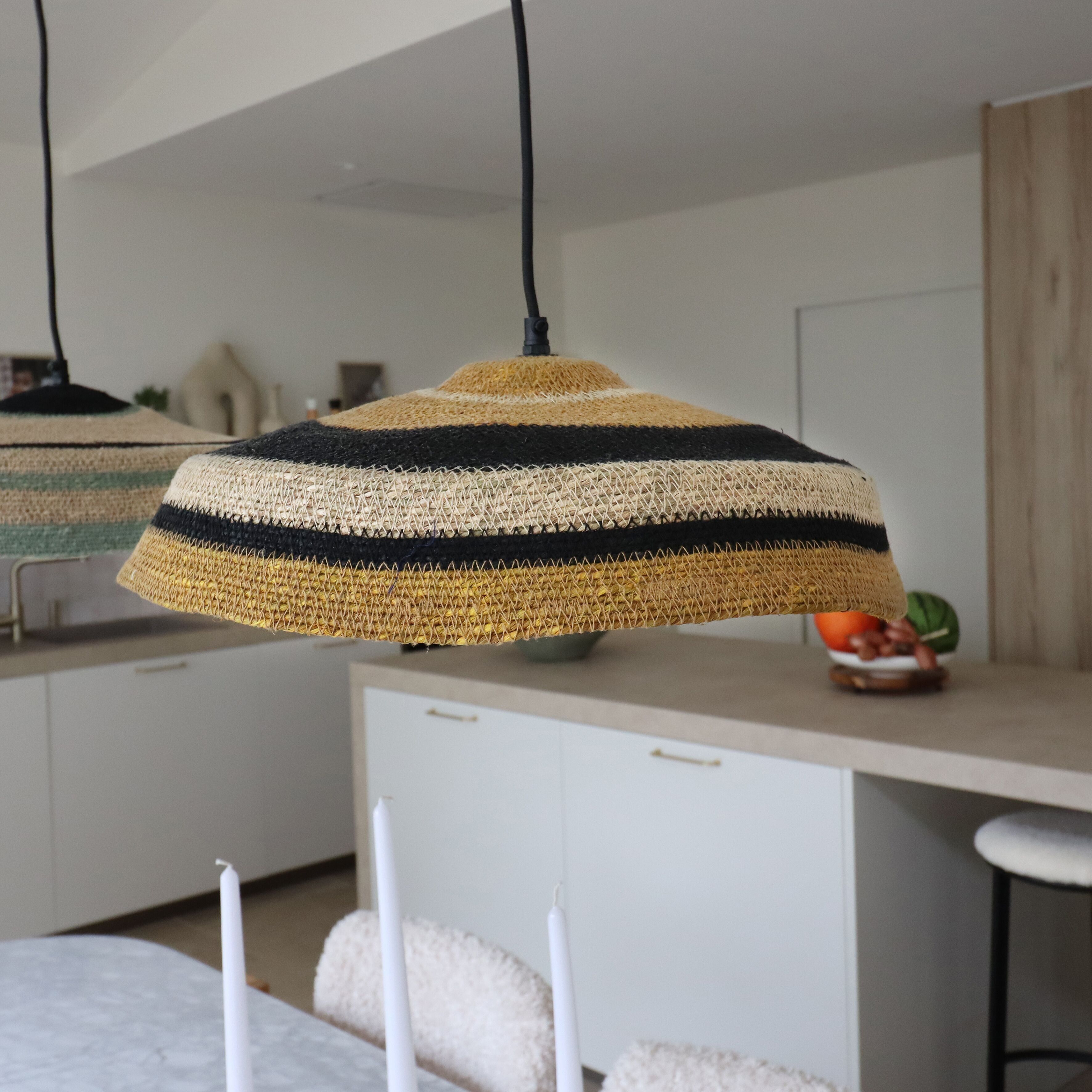 COLGANTE DE HIERBA MARINA NATURAL, OCRE Y NEGRO HECHO A MANO 45XHT13CM TRINIDAD