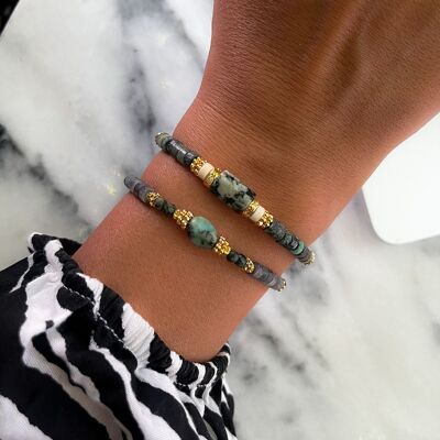 Armband aus Halbedelsteinen aus afrikanischem Türkis, Howlith und vergoldeten Perlen – handgefertigt – Ravage