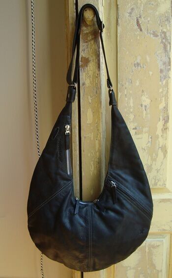 Francesca, Joli sac à main, de forme originale, en cuir noir. 1