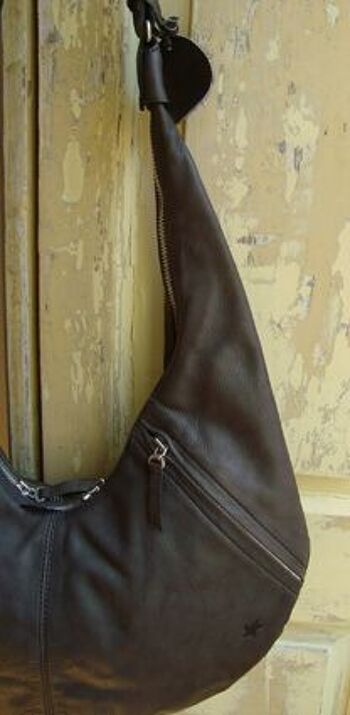 Francesca, Joli sac à main, de forme originale, en cuir noir. 3