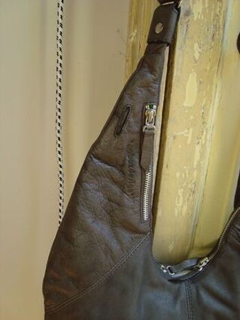 Francesca, Joli sac à main, de forme originale, en cuir noir. 4