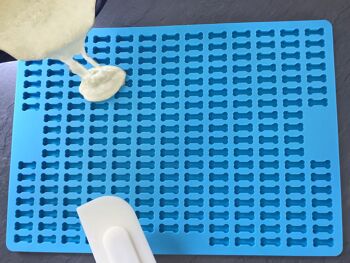 Tapis de cuisson en silicone Cahuna pour biscuits pour chiens avec mini os - moule à pâtisserie pour friandises pour chiens sans BPA et avec rebord 5