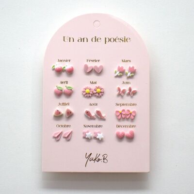 Karte mit 12 Ohrringen zum Thema „Ein Jahr rosa Poesie“.