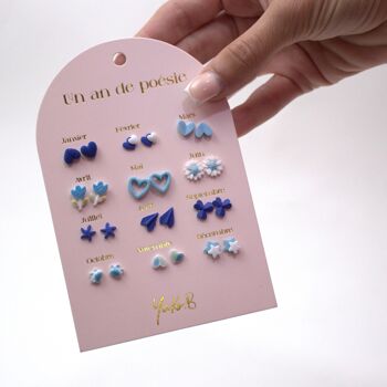 Carte de 12 boucles d'oreilles sur le thème un an de Poésie bleue 2