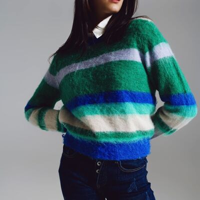 Soffice maglione a righe nei toni del blu verde e bianco.