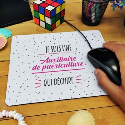 Tapis de souris "je suis une auxiliaire de puériculture qui déchire"