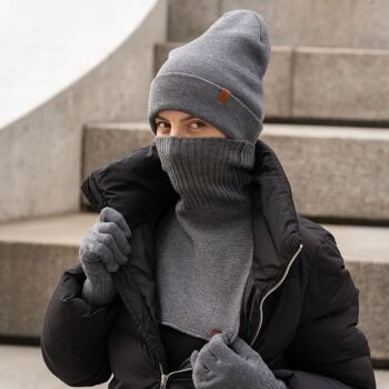 Ensemble bonnet tricoté, Dickie et gants pour femmes 3