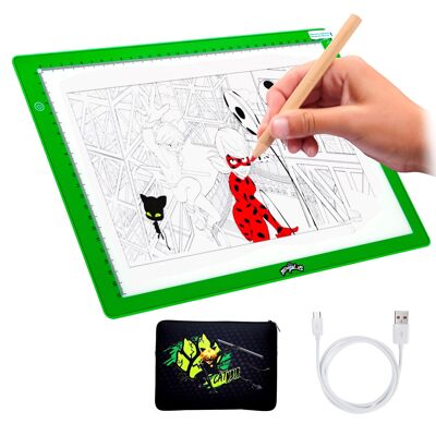 Miraculous - Ref: M17006 - Tableta con luz LED A4 y funda de neopreno negra - Kit de dibujo con pizarra luminosa, cargador USB y calco de páginas para colorear, material artístico para niños.