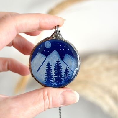 Collana dei Pirenei, ciondolo blu con montagne, vetro riciclato, gioielli sostenibili
