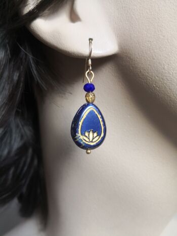 2 paires de boucles d'oreilles mi-longues lotus en verre de Bohème 2