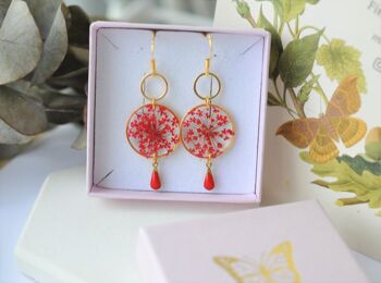 Boucles d'oreilles de vraies fleurs rouges, Bijou en résine et vraies fleurs séchées 1