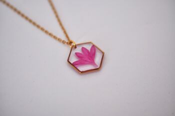 Collier pendentif avec vraie pétale de centaurée rose, bijou en résine fait-main 3