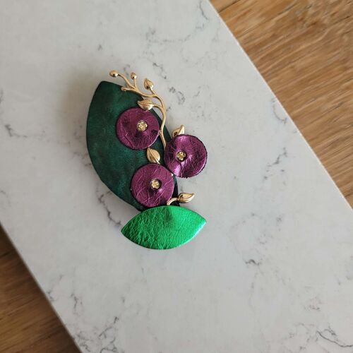 Broche Myrtille violet en cuir recyclé et plaqué or