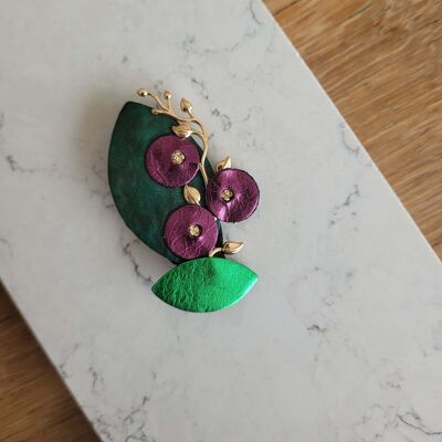 Spilla viola Myrtille in pelle riciclata e gioiello accessorio da donna placcato oro