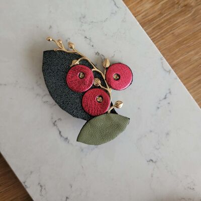 Currant brooch in recycled leather and gold plated