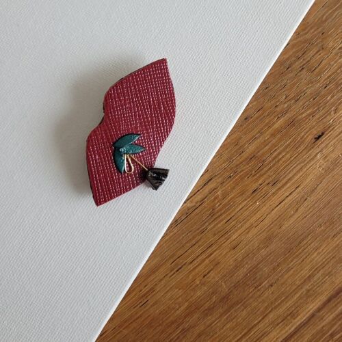 Broche bouche à fleur rouge foncé en cuir recyclé et plaqué or accessoire femme bijou