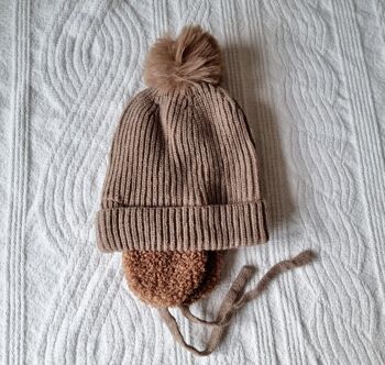 Bonnet d'hiver pour bébé avec cache-oreilles et pompon - Marron 1