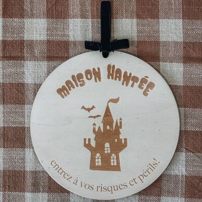 Letrero de madera de la casa encantada