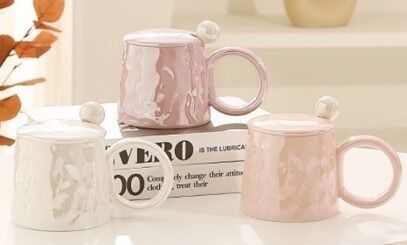 Keramikbecher mit Deckel und Löffel, in 3 schillernden Pastellfarben WEISS - ROSA - BEIGE DF-709