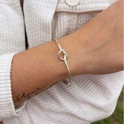 Thin bangle bracelet with central knot in 10 micron silver plated