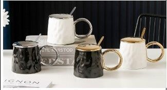 Ceramic mug with lid and spoon, white and black with gold and silver details, in 4 combinations DF-718