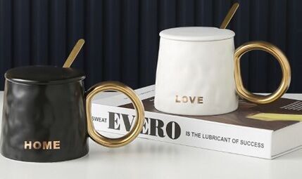 Keramikbecher mit Deckel und Löffel, schwarz oder weiß mit goldenen Details, in 2 Designs DF-719