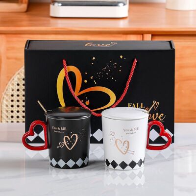 Set di 2 tazze in ceramica con coperchio e cucchiaio, manico a forma di cuore, confezione regalo, in 4 fantasie DF-720