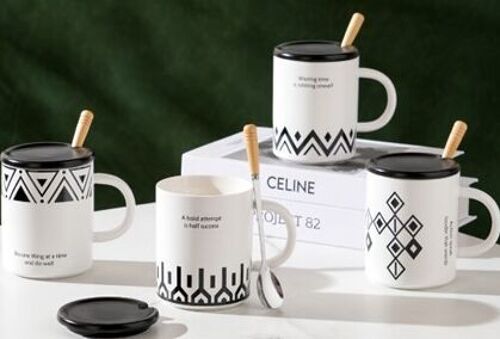 Ceramic mug with lid and spoon, geometric designs, in white and black, 4 designs DF-722