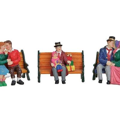 Figuras navideñas en miniatura en banco de polietileno