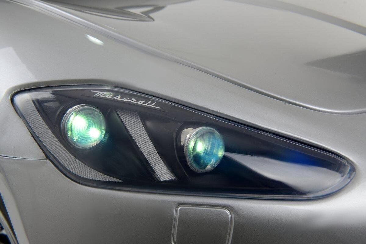 Auto elettrica per bambini Maserati GL S302 bianca - 3,6 km/h