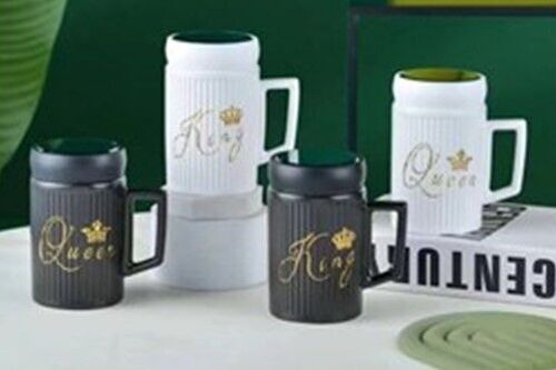 Ceramic mug with lid,  in white or black with gold details.  Available in 2 designs.  (QUEEN - WHITE / KING - BLACK) DF-737