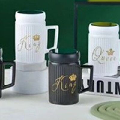 Ceramic mug with lid, in white or black with gold details, available in 2 deisigns DF-737