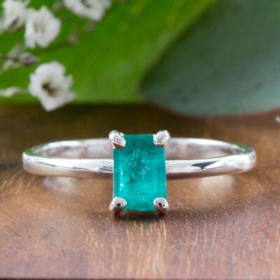 925 silver ring with emerald