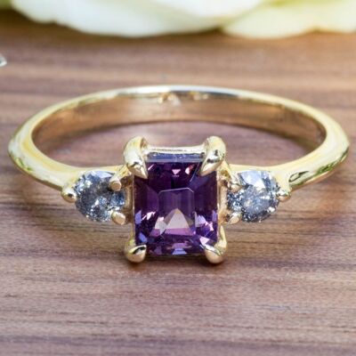 Anillo de Oro 750 | Espinela morada y diamantes