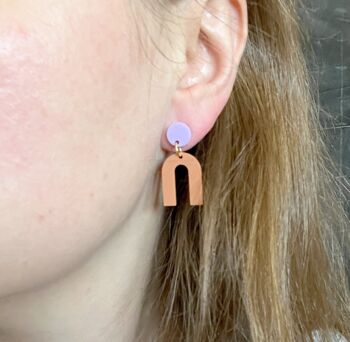 Boucles d'oreilles acryliques Mini Arch avec connecteurs en acier inoxydable en terre cuite lilas 4