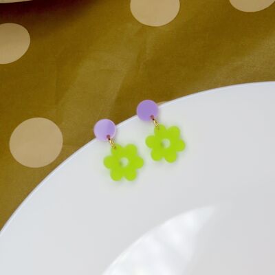Single daisy acrylic earrings with stainless steel plugs in lilac lime