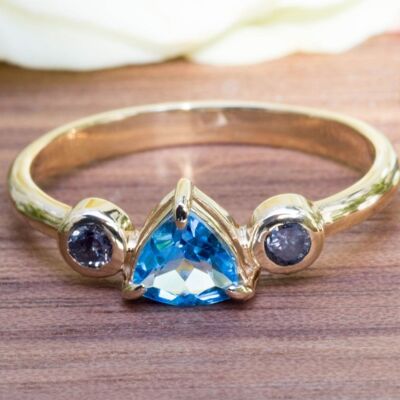 Bague en or 750 | Topaze bleue et diamants