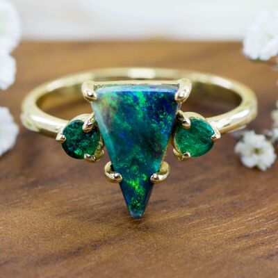 750 Gold Ring | Schwarzer Opal & Smaragd Paar