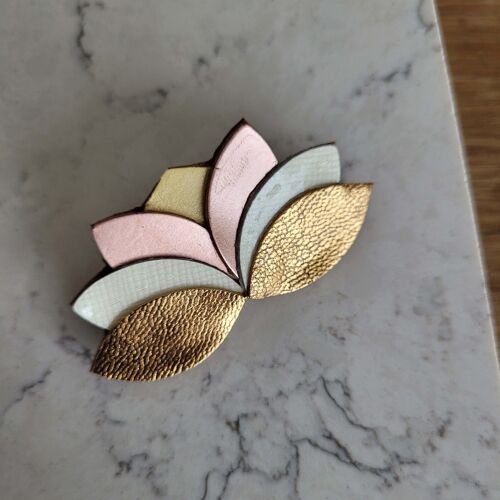 Broche lotus doré en cuir recyclé