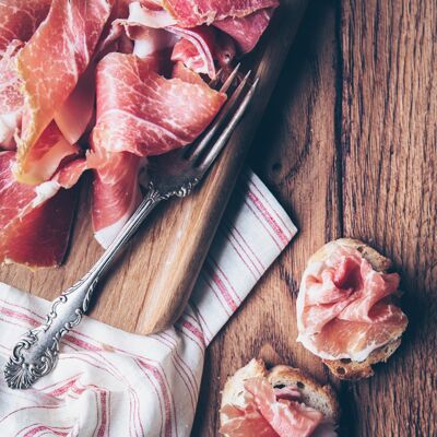 PROSCIUTTO DI BAYONNE RED LABEL CHIFFONNADE DI MAIALE IN VASCHETTE DA 80GR (PRODUZIONE 14 MESI)