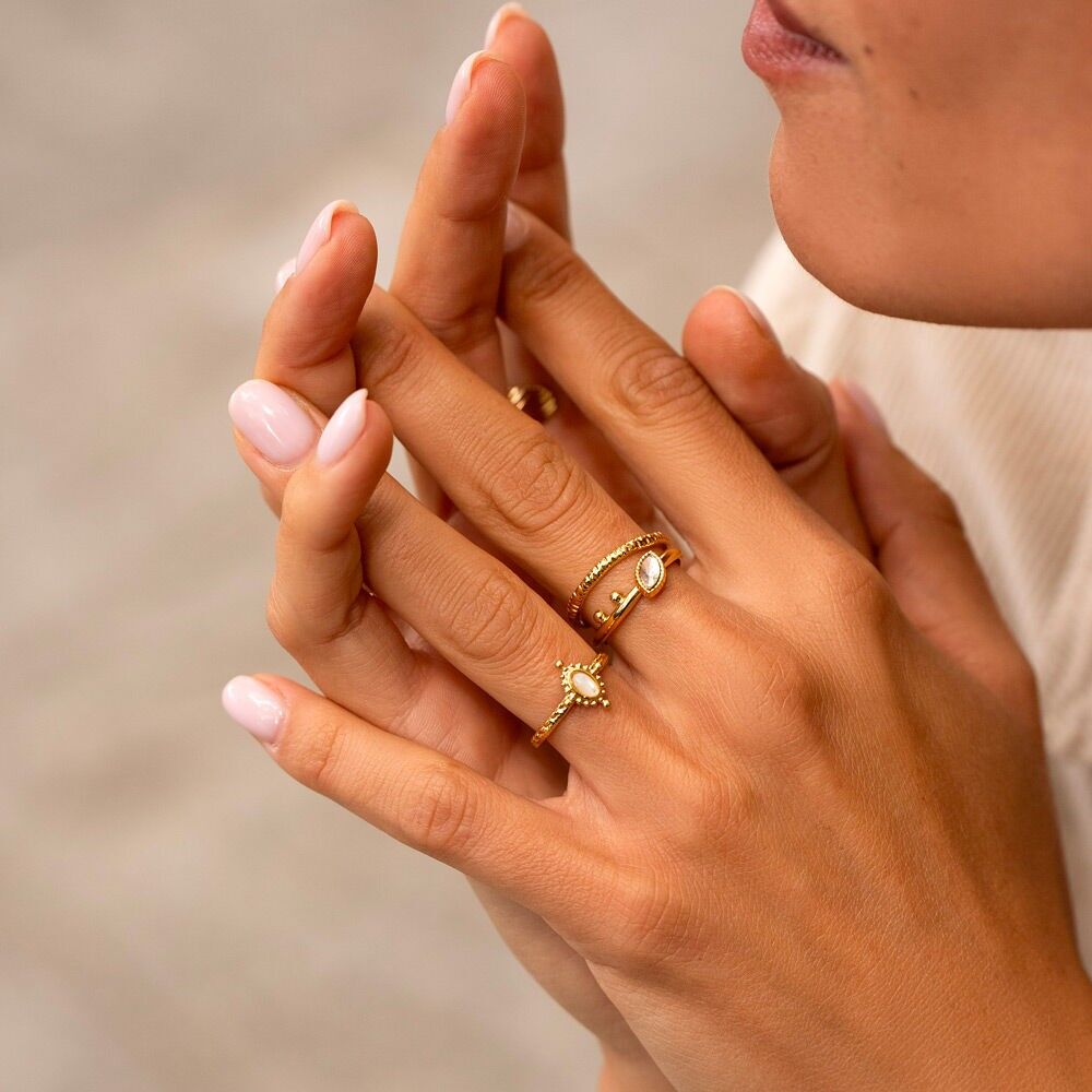 Feiner Karima-Ring - kleiner ovaler Naturstein