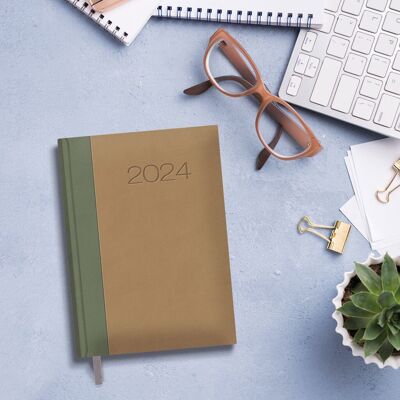 Dohe – Agenda 2024 – Tagesseite – mittlere Größe: 14 x 20 cm – 336 Seiten – genähte Bindung – Hardcover – Farbe Grün und Kamel – Modell
