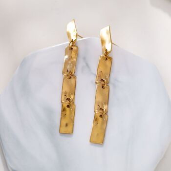 Boucles d'oreilles dorées pendantes martelés multi rectangle 2